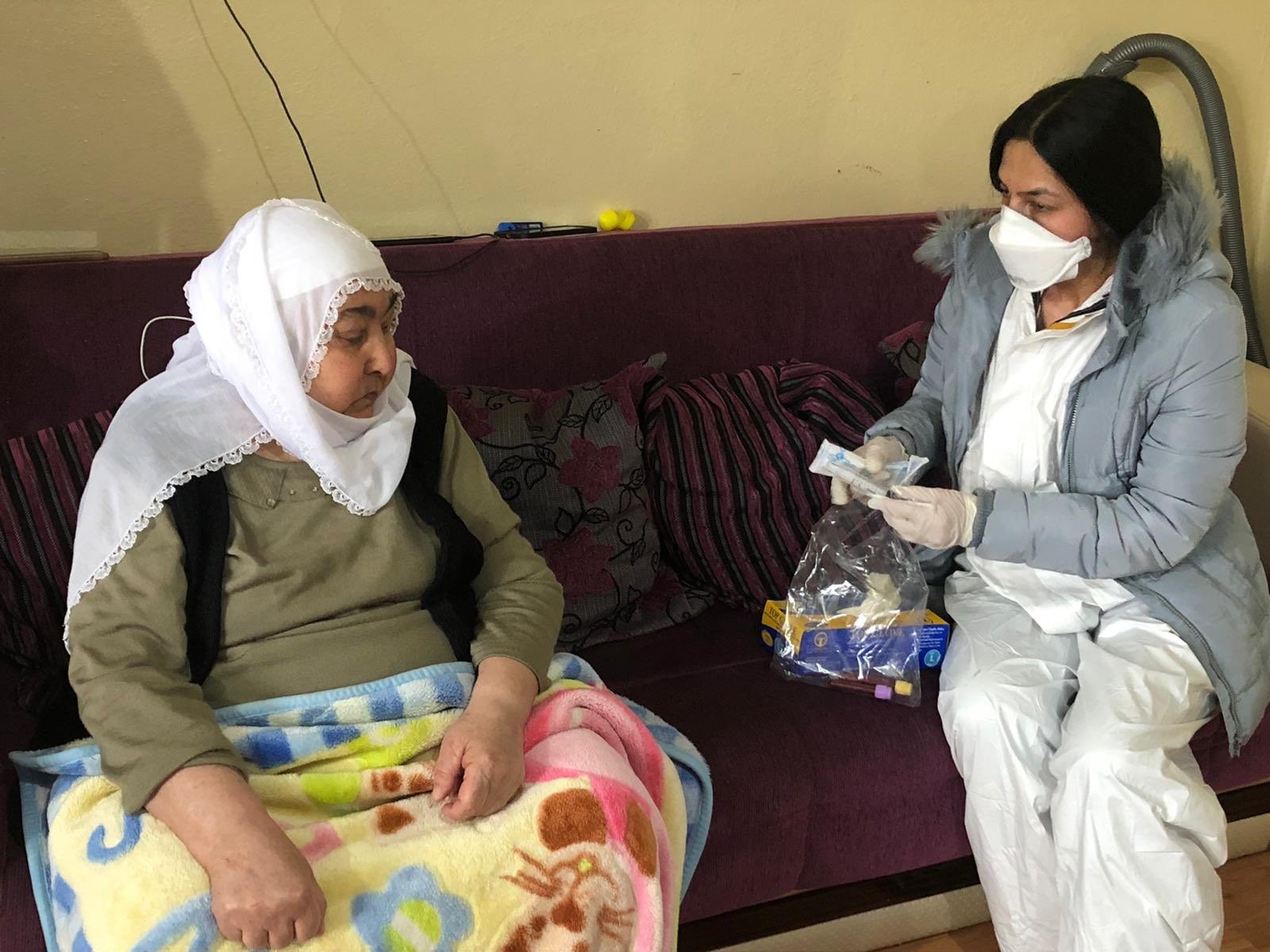 Lösemi hastası kadının tahlilleri evinde yapıldı