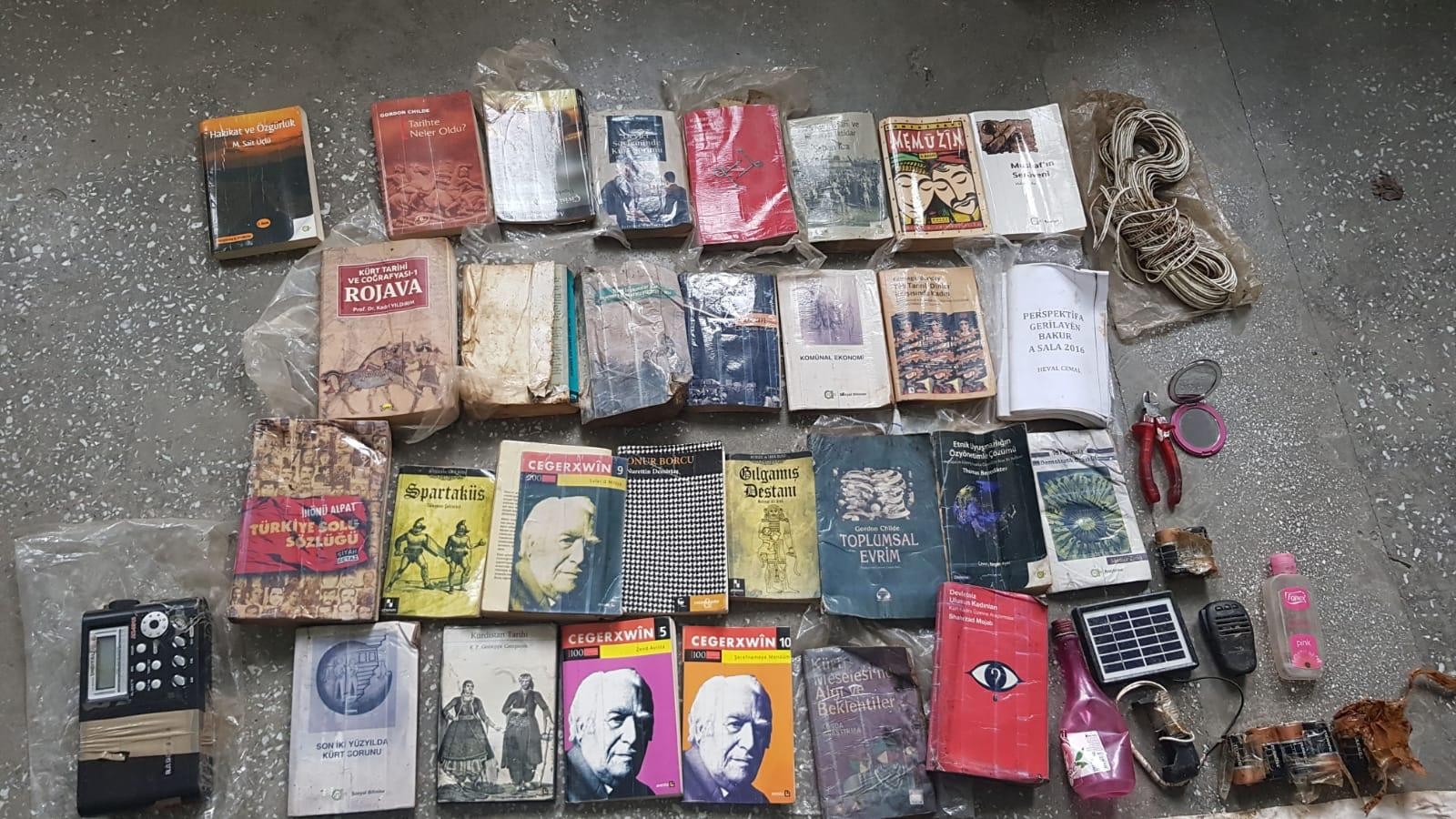 Bitlis’te terör örgütüne ait elle çizilmiş harita ve çok sayıda kitap ele geçirildi