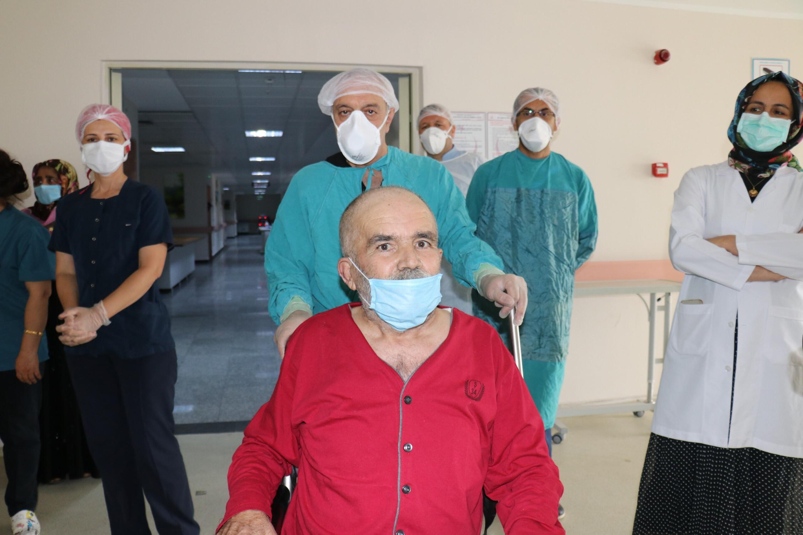İki kez kalbi duran 62 yaşındaki hasta korona virüsü yenerek taburcu oldu