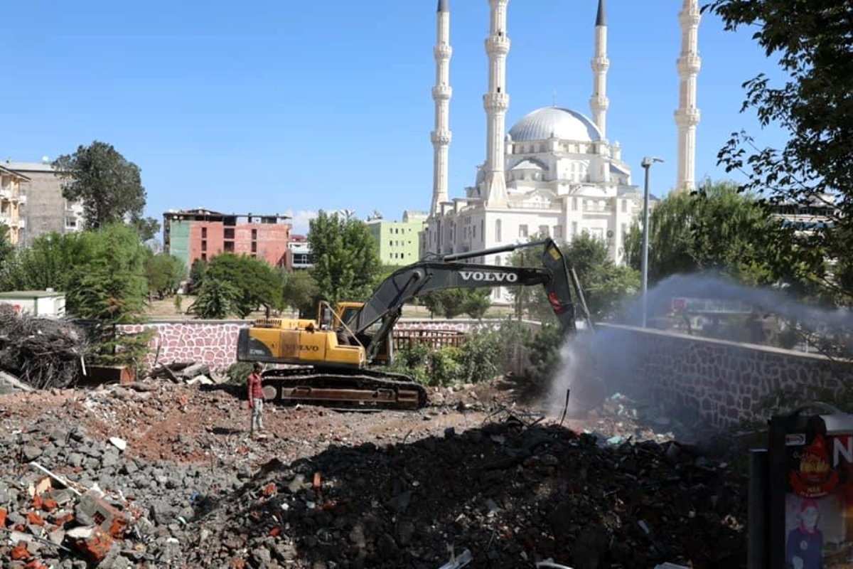 Iğdır da bulunan tarihi polis merkezi yıkıldı