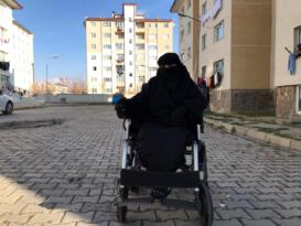 Cam kemik hastası kadın, akülü sandalyesine kavuştu