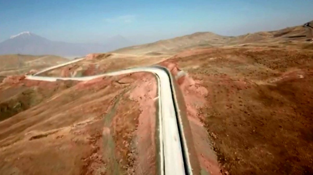Türkiye-İran sınırına yapılan güvenlik duvarı havadan görüntülendi