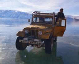 Aras Dağları zirvesinde bulunan donmuş göl üzerinde off-road heyecanı