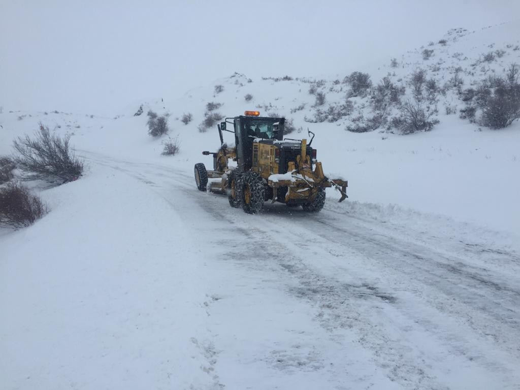 Iğdır’da kar ve tipi 52 köy yolunu ulaşıma kapattı