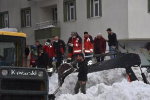 Çatıdan düşen tonlarca karın altında kalan 3 kişi kurtarıldı