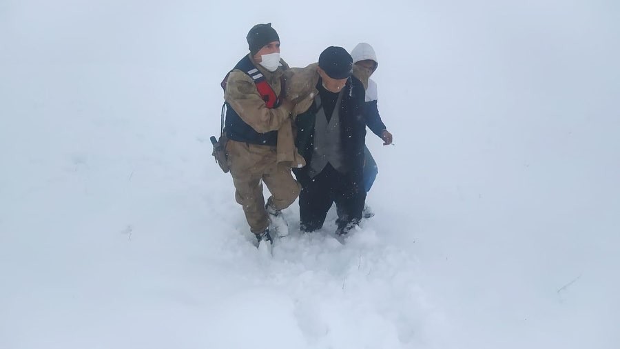 Kırsal alanda donma tehlikesi geçiren vatandaşı jandarma kurtardı