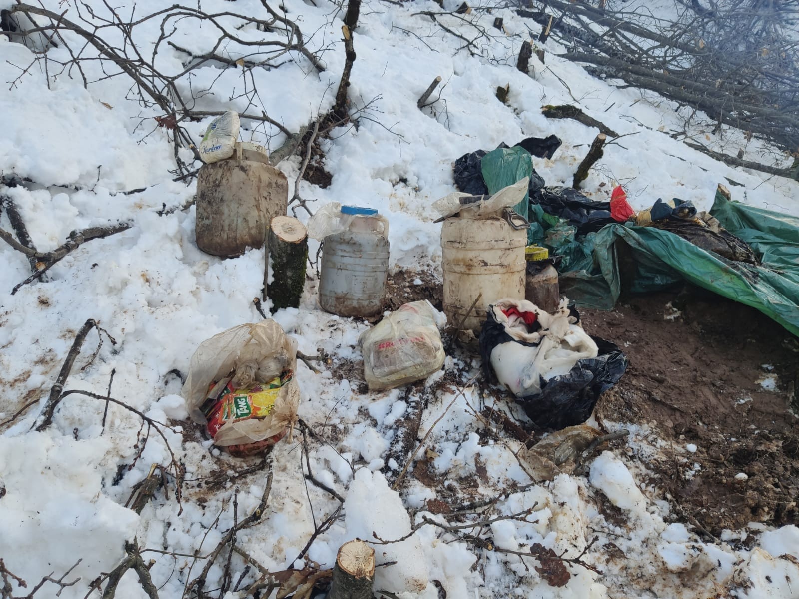 Bitlis’te terör örgütüne ait gıda ve yaşam malzemesi ele geçirildi