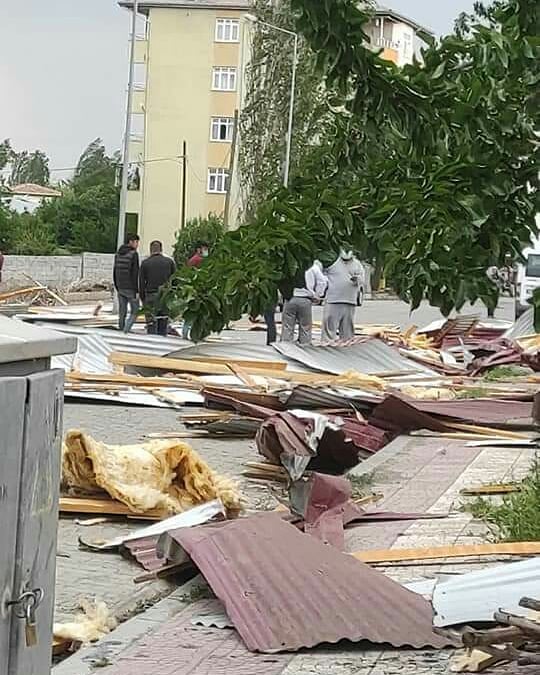 Iğdır’ın Karakoyunlu ilçesinde fırtına evlerin çatılarını uçurdu