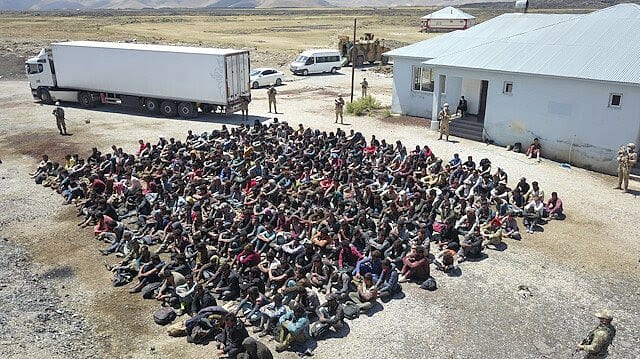 Van’dan insanlık dışı uygulama, tır dorsesinde 300 düzensiz göçmen yakalandı