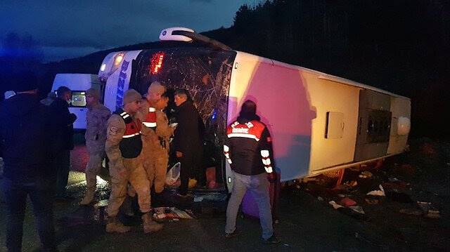 Erzincan’da feci kaza: Yolcu otobüsü devrildi, 1’i ağır 22 kişi yaralandı