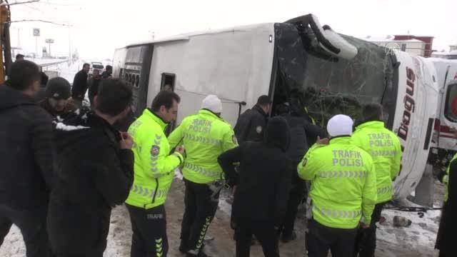 Ağrı’da devrilen yolcu otobüsündeki 12 kişi yaralandı