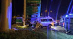 Minibüs akaryakıt istasyonun fiyat panosuna çarptı: 2 ölü, 1 ağır yaralı