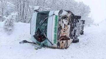 Bingöl’de kar ve tipi nedeniyle yolcu otobüsü devrildi! 12 kişi yaralandı